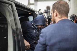 Peu convaincue par certains récits du prévenu (ici à son arrivée au tribunal), la Cour a émis l'hypothèse qu'il avait inventé sa participation aux assassinats d'opposants biélorusses pour obtenir l'asile en Suisse.
